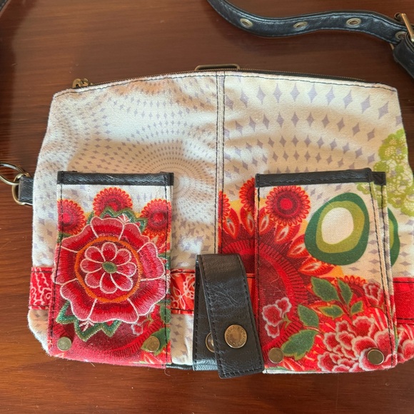 Desigual purse in like new condition - Picture 3 of 8
